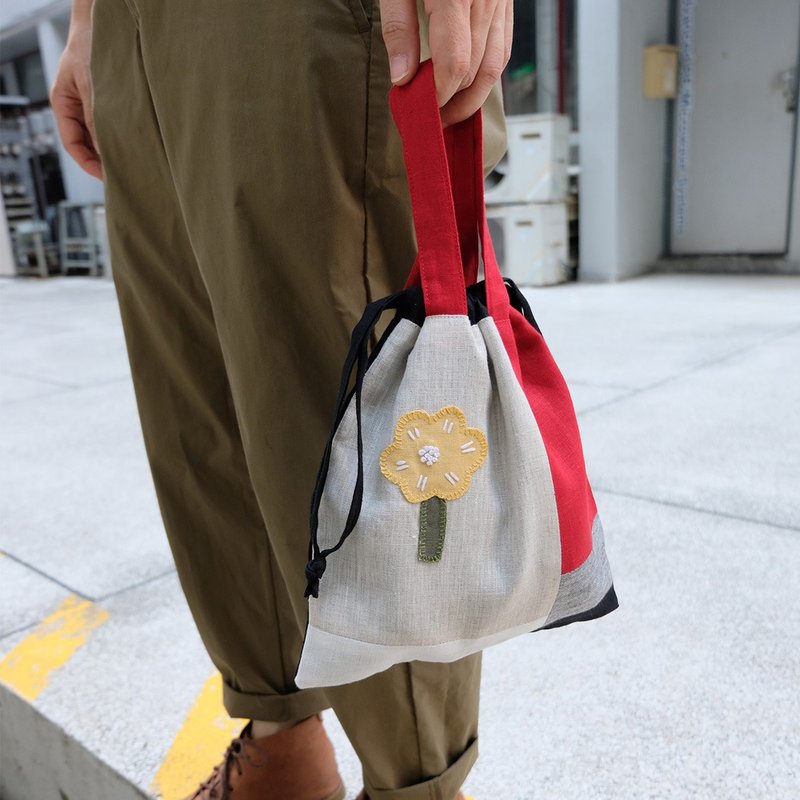 Blooming sunday drawstring pocket / Yellow Chaba - 束口袋/束口背包/水桶包 - 棉．麻 黑色
