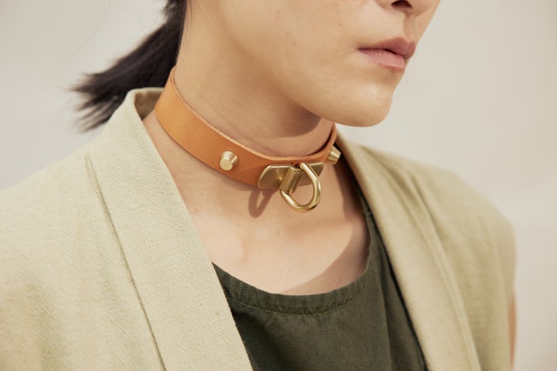 dadiogaosai joint leather round buckle necklace - Chokers - Genuine Leather Brown