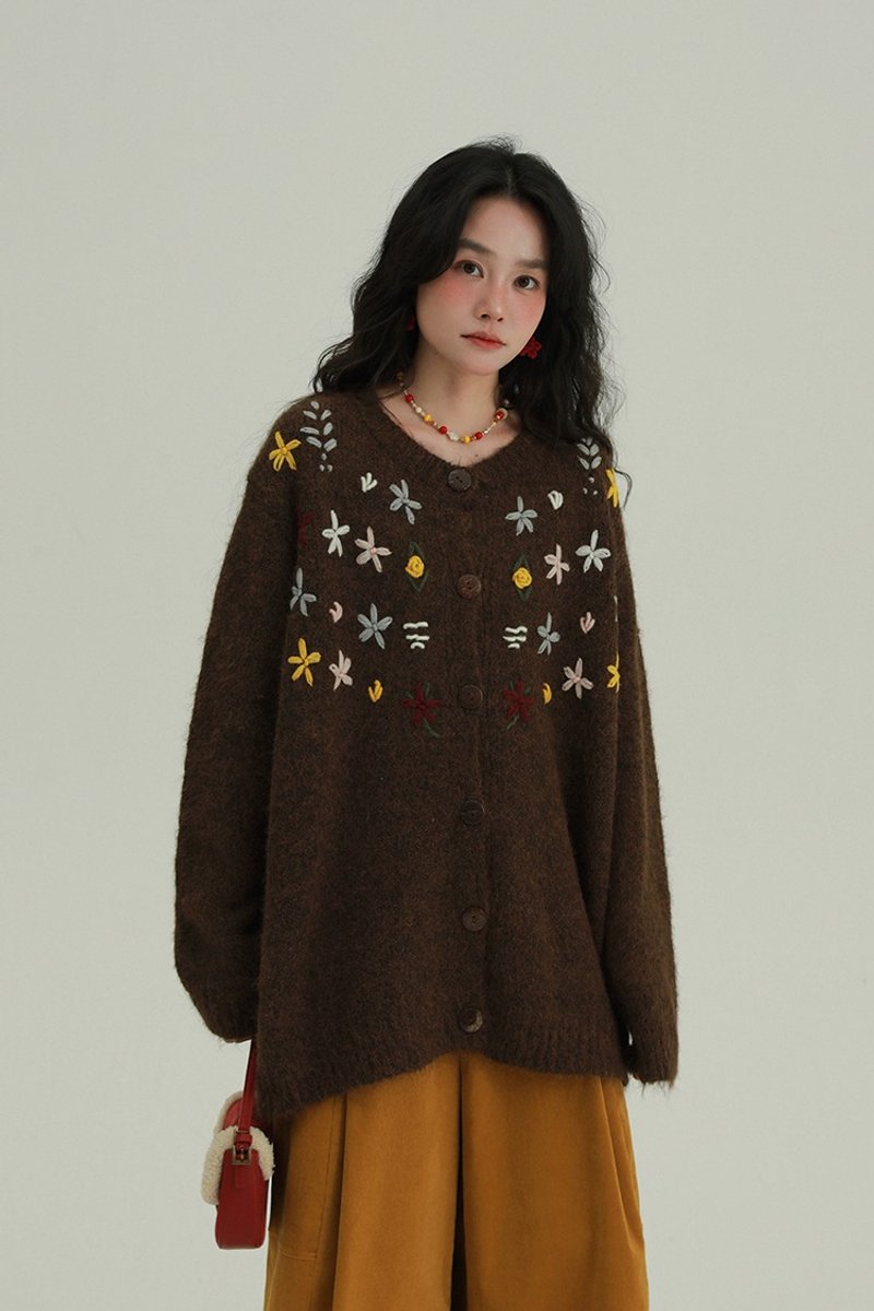 卡其/咖啡 慵懶寬鬆刺繡花花毛衣 甜美花花刺綉針織開衫 - 女毛衣/針織衫 - 其他人造纖維 咖啡色
