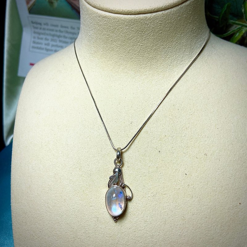 Only one beautiful handmade natural moonstone 925 sterling silver flower fruit leaf vein elongated silver necklace - สร้อยคอ - เงินแท้ สีน้ำเงิน