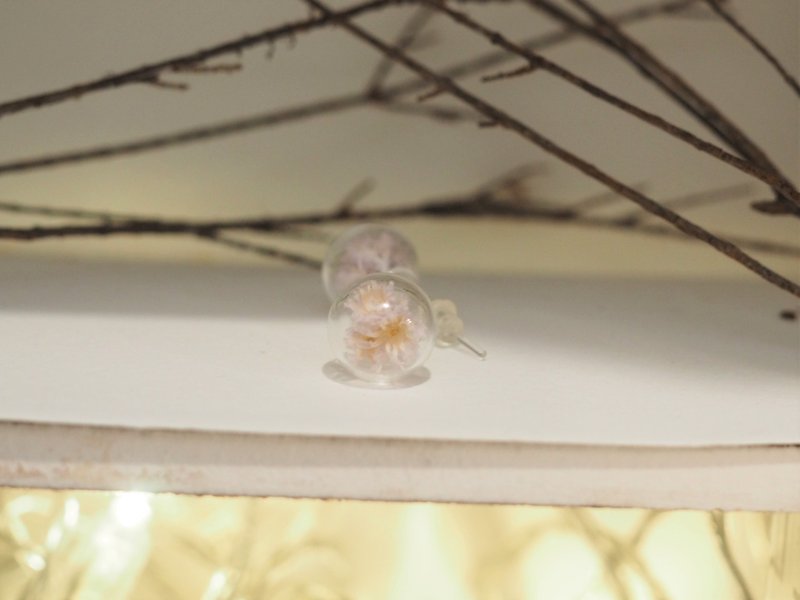 Glass ball dried flower earrings - ต่างหู - กระดาษ 