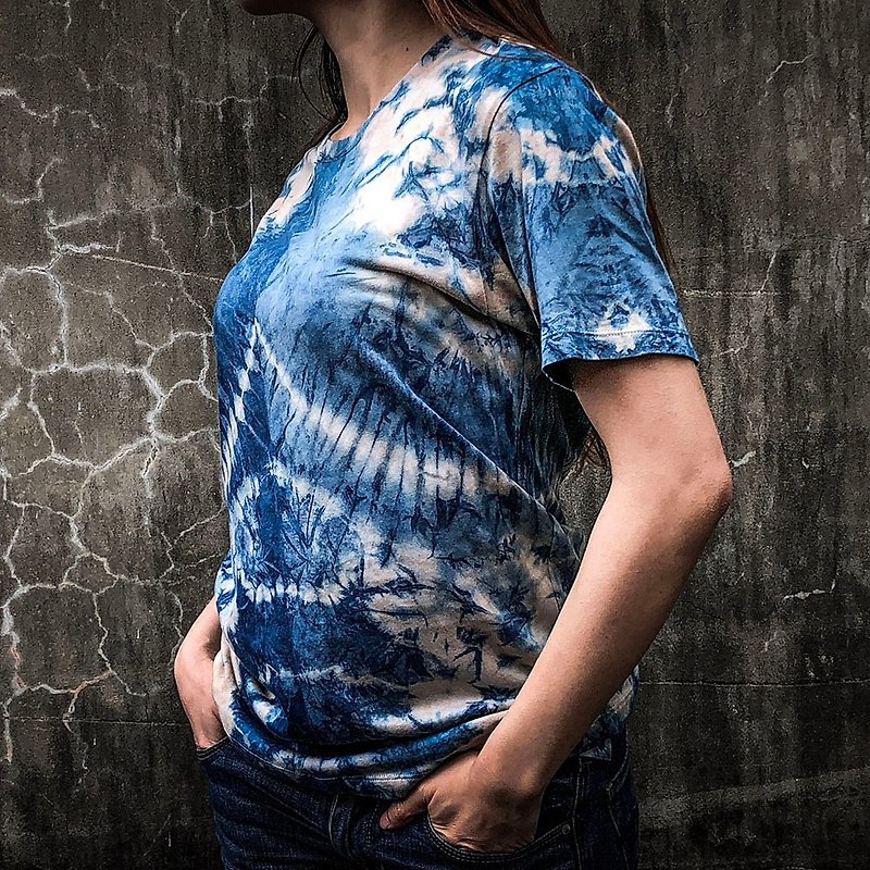 Jinshan cloud hand-dyed cotton T-shirt - เสื้อยืดผู้หญิง - ผ้าฝ้าย/ผ้าลินิน สีน้ำเงิน