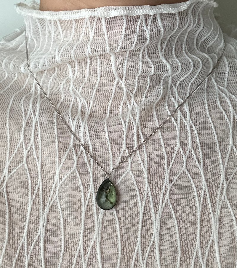 【クリスマスギフト】森の微光 深いグリーンのしずく型 ステンレスチェーン 手描きネックレス - ネックレス - ステンレススチール グリーン