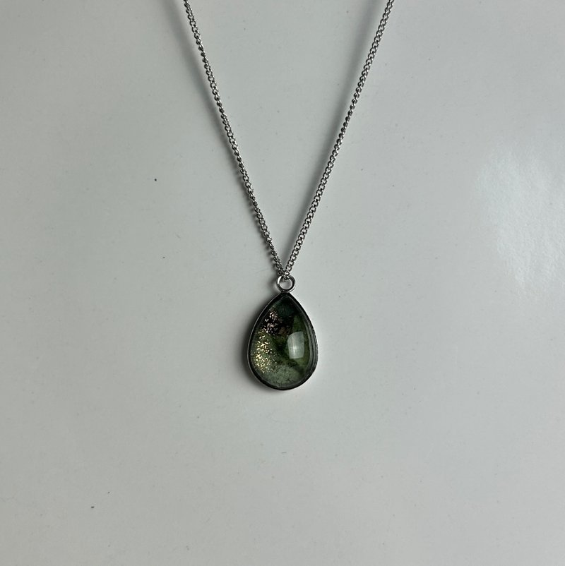 【Christmas Gift】Forest Glow: Emerald Green Teardrop Stainless Steel Chain Hand-Painted Necklace - สร้อยคอ - สแตนเลส สีเขียว