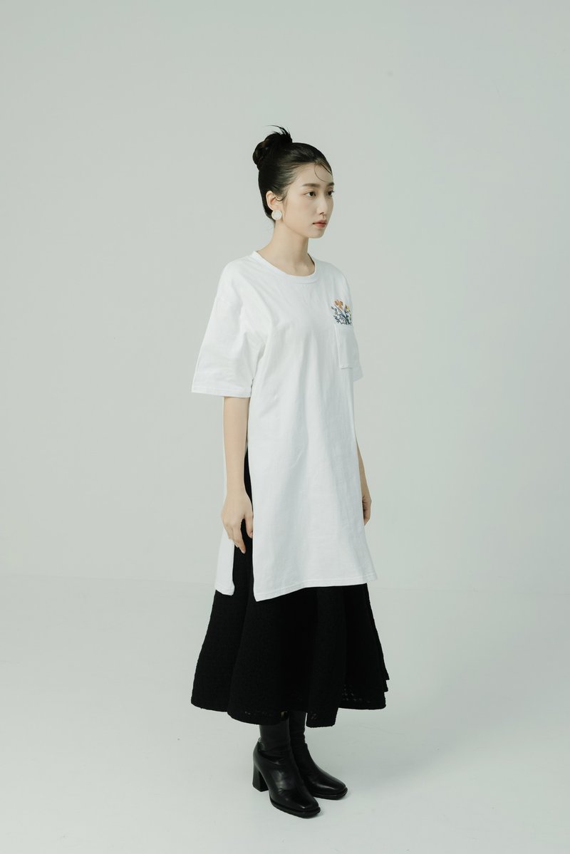 心齋坐忘/白色長版口袋小花園刺繡T-Shirt上衣 - 女 T 恤 - 棉．麻 白色