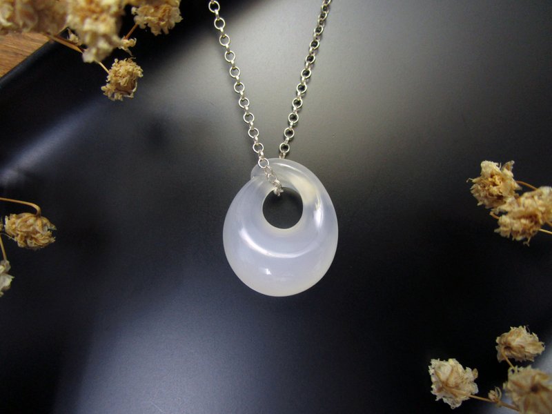 簡潔設計-擁抱 白玉髓/雕刻設計飾品雙面 - 項鍊 - 玉石 透明