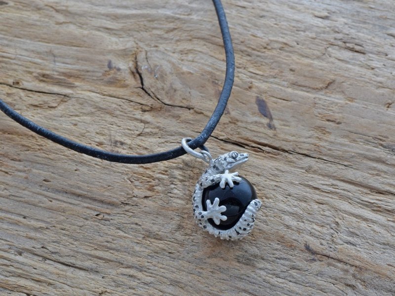 Leopard gecko (Leopard gecko) ball pendant with morion (black crystal) and leather string necklace - สร้อยคอ - โลหะ สีเงิน