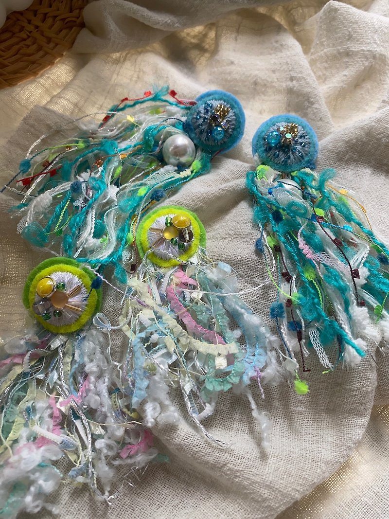 Bring a dream catcher to dream Embroidered earrings exchange gifts can be customized - Earrings & Clip-ons - Plants & Flowers 