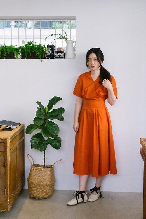 Minami Asa 橘色V領厚腰線大裙擺洋裝