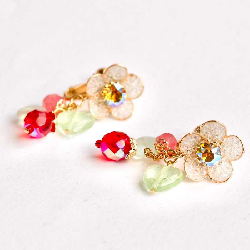Handcrafted Floral Fantasy Strawberry Earrings - ต่างหู - แก้ว ขาว