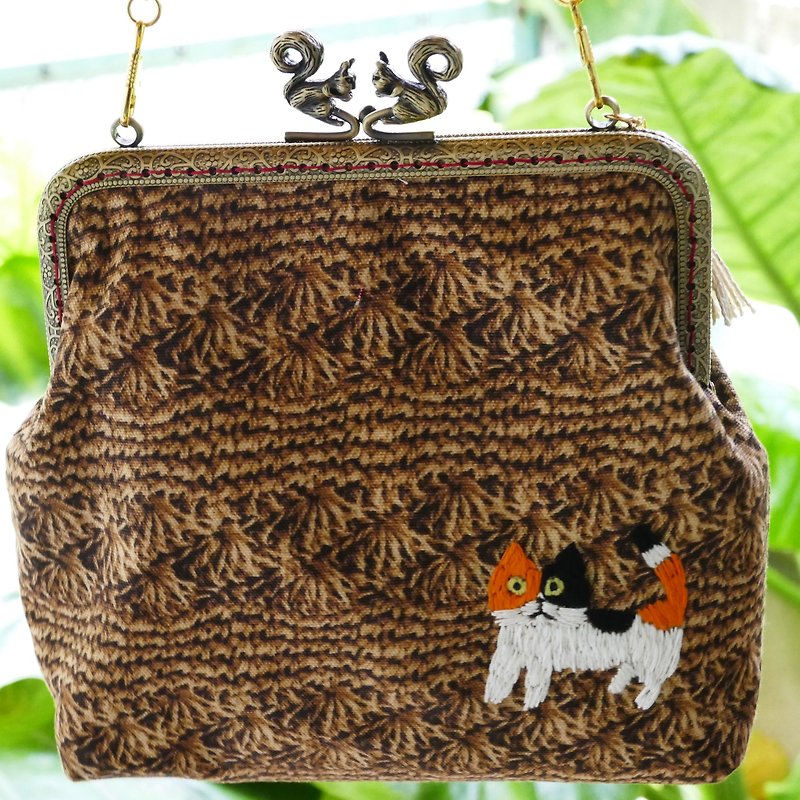 刺繍のショルダーがまぐち かぎ針編み柄 三毛猫 - トート・ハンドバッグ - コットン・麻 カーキ