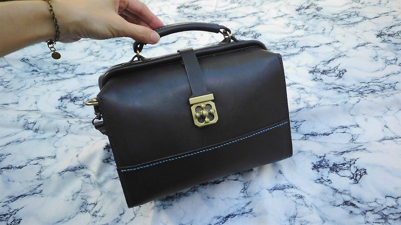 Leather hand-stitched two halls. Black Jack doctor bag. One person in a group. 5% off for two persons - เครื่องหนัง - หนังแท้ 