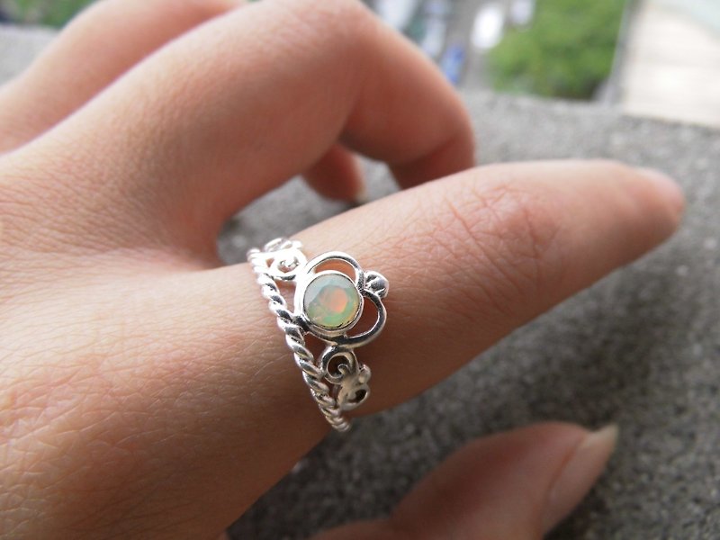 蛋白石Opal歐珀925純銀皇冠活口戒指 尼泊爾手工鑲嵌製作 生日禮物 情人節禮物 - 戒指 - 寶石 銀色