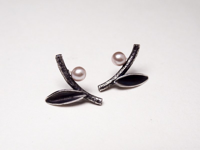 【YunShao Jewelry】Plant Series #a305 Leaf  Pearl Earrings - ต่างหู - เงิน สีเงิน