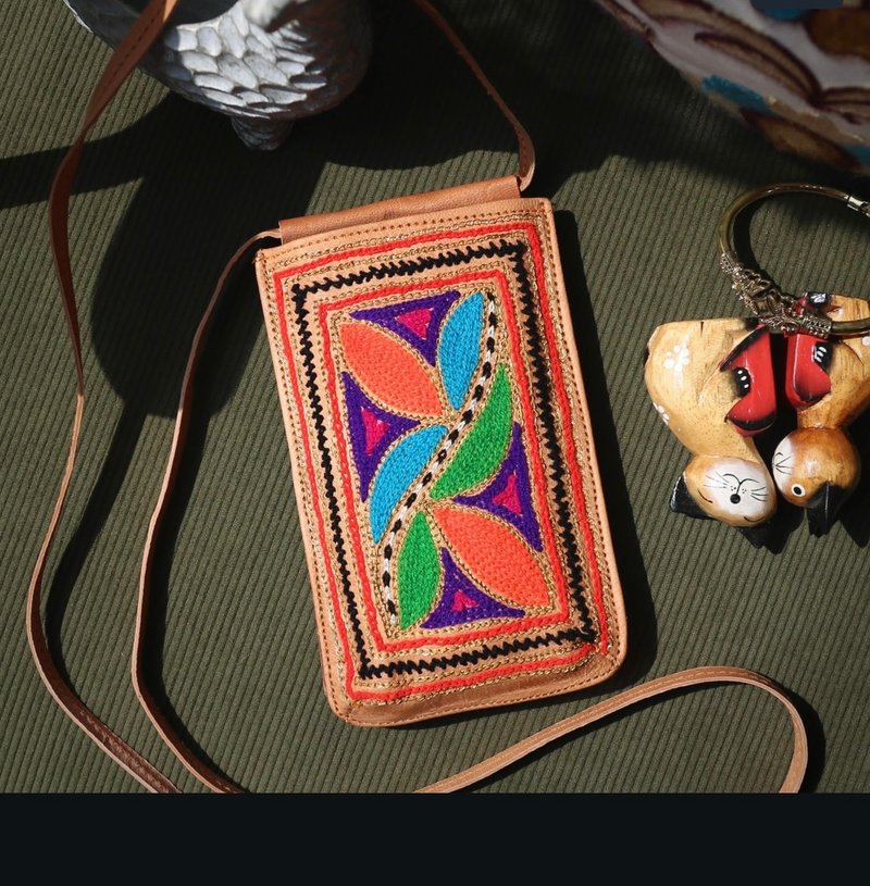 印度手作鞣製皮革丨隨身側包-旋轉糖葉 - 側背包/斜背包 - 真皮 咖啡色