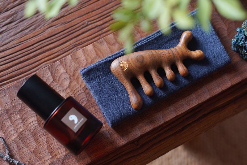 [Wood Beast] Guaiac Wood Body and Mind Protector Small Claw Gold Magatama Totem - Facial Massage & Cleansing Tools - Wood Brown