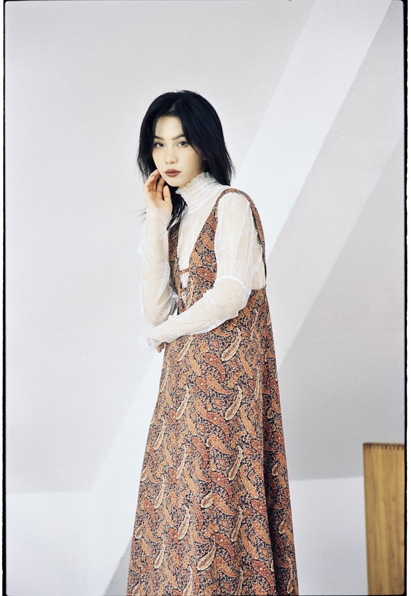 South Korea imported fabric retro lace hollow high-neck long-sleeved waist top bottoming shirt - เสื้อผู้หญิง - เส้นใยสังเคราะห์ ขาว