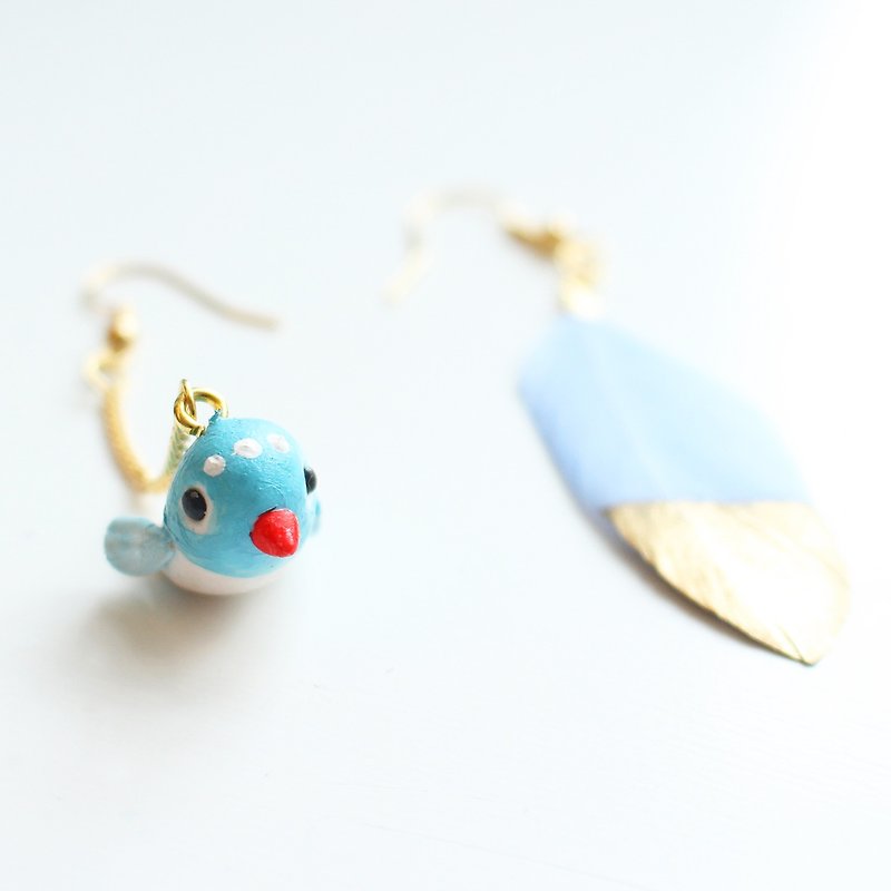 A bird and blue feather - 18K gold-gliding dangle earrings / clip on earrings - ต่างหู - วัสดุอื่นๆ สีน้ำเงิน