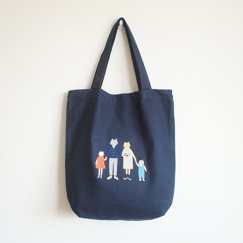 cat family tote bag : navy - กระเป๋าแมสเซนเจอร์ - ผ้าฝ้าย/ผ้าลินิน สีน้ำเงิน
