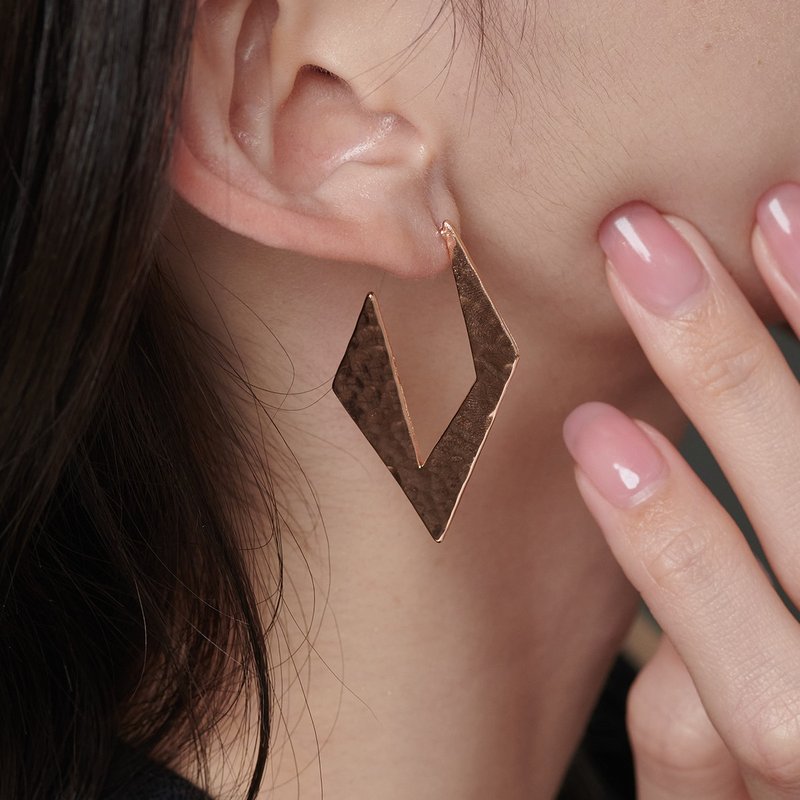 波光粼粼幾何壓紋耳環l鋼針耳針(共兩色) - 耳環/耳夾/耳骨夾 - 銅/黃銅 金色