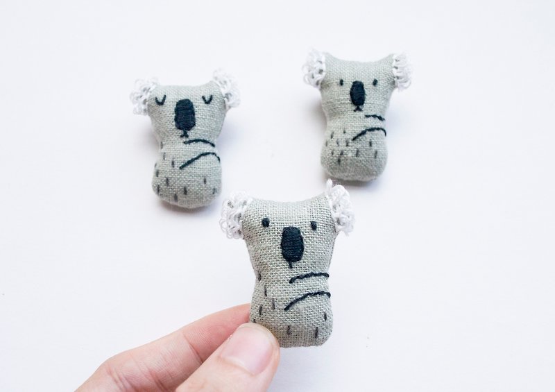 树袋熊胸針 Koala mini brooch pin - Mister Fuzzy-Ears - Brooches - Cotton & Hemp Gray