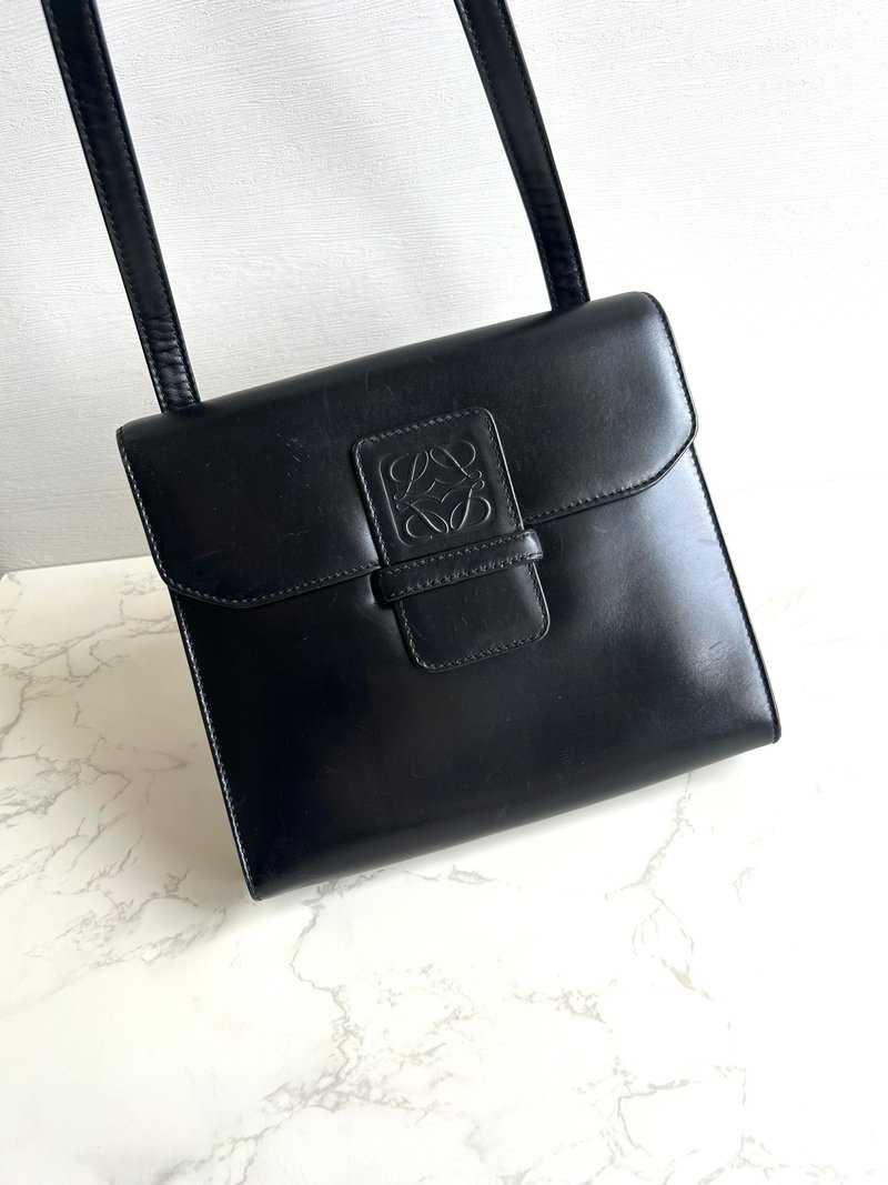 稀有古董包 Loewe黑色壓花側背包 斜揹包 皮革包 單肩包 中古包 - 側背包/斜背包 - 真皮 黑色