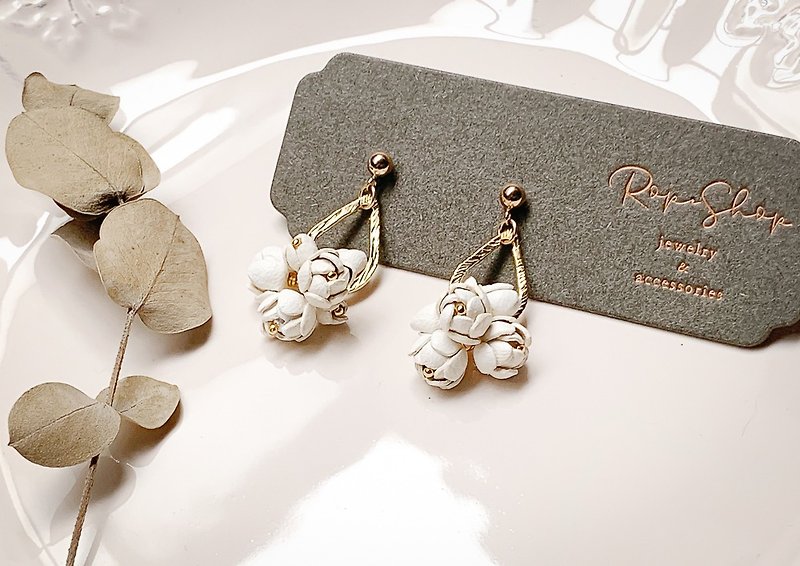 【Flowers】Lily white lamb leather flower earrings from ROPEshop. - Earrings & Clip-ons - Copper & Brass White