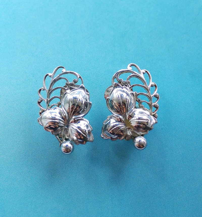 Vintage Jewelry 西洋古董飾品 銀色調 簍空 花葉 夾式耳環 - 耳環/耳夾/耳骨夾 - 其他金屬 銀色