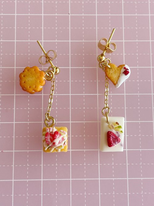 ミニチュアのいちごスイーツのピアス - ショップ Fee de Sucre ピアス