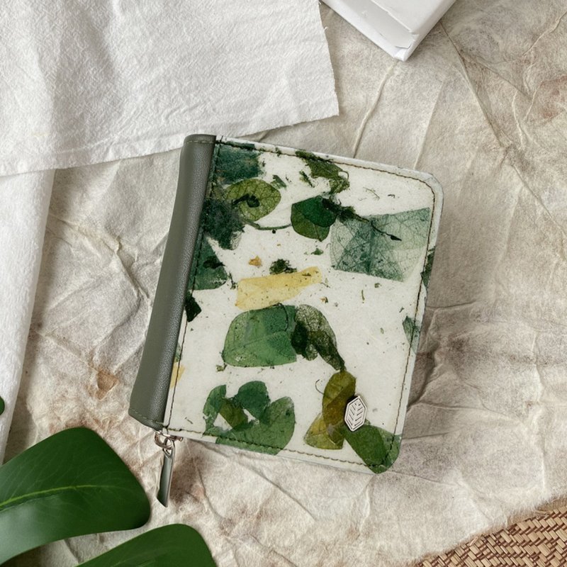 Compact Vegan Zip Wallet - Camouflage: Crafted from Leaves - 皮夾/長短夾/錢包 - 其他材質 白色