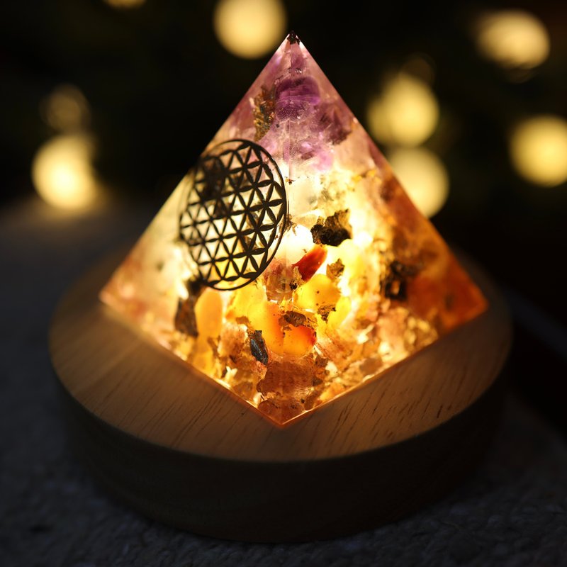 【客製化禮物】生命之花鬱金香-輕透感奧剛金字塔小夜燈Orgonite - 燈具/燈飾 - 水晶 多色