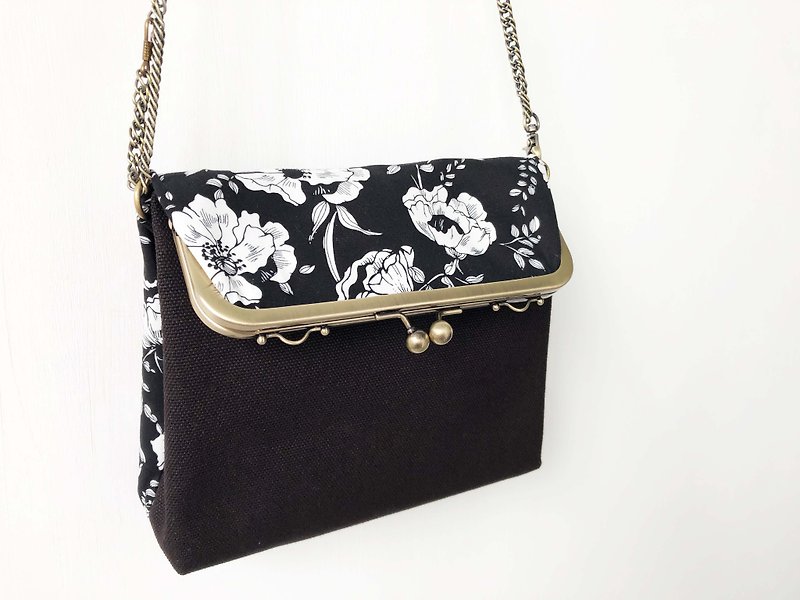 black flowers clasp frame bag/with chain/ cosmetic bag - กระเป๋าคลัทช์ - ไฟเบอร์อื่นๆ สีดำ