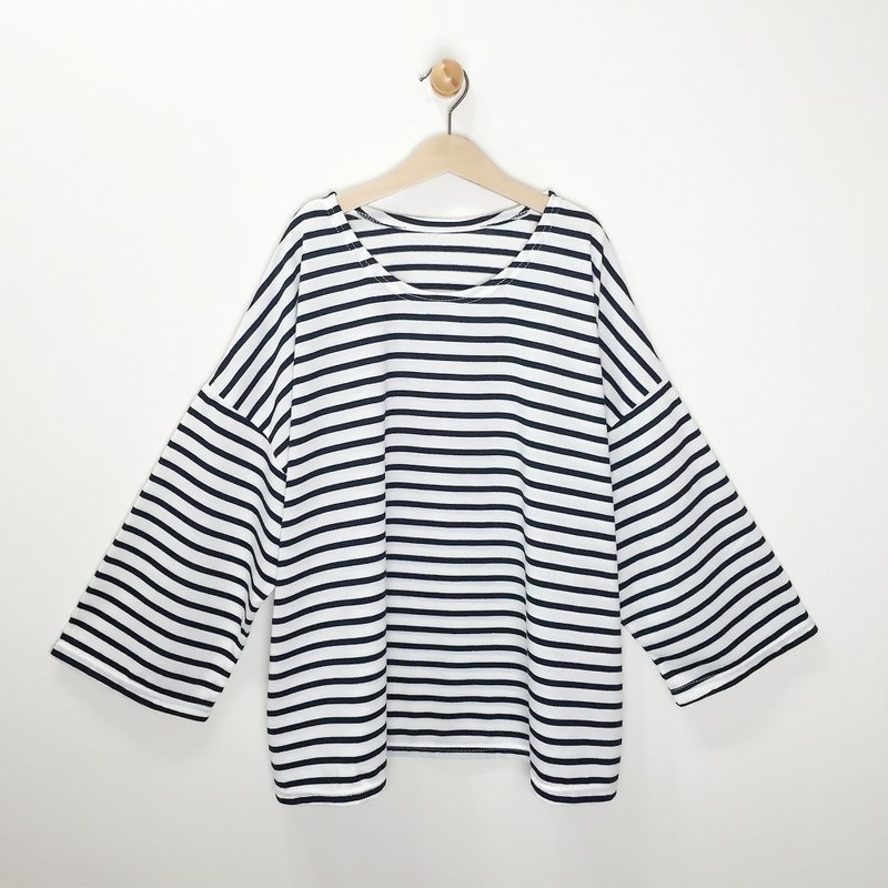 【CrazyBaby】 blue and white striped wide-width sleeve shirt / 8 points sleeve - เสื้อผู้หญิง - ผ้าฝ้าย/ผ้าลินิน 