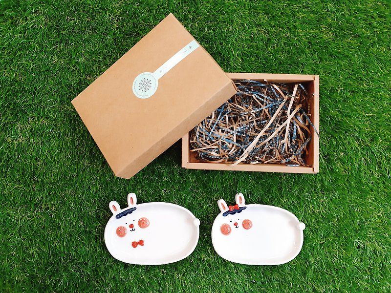 白兔情侶點心盤組(含包裝盒) - 碟子/醬料碟 - 瓷 