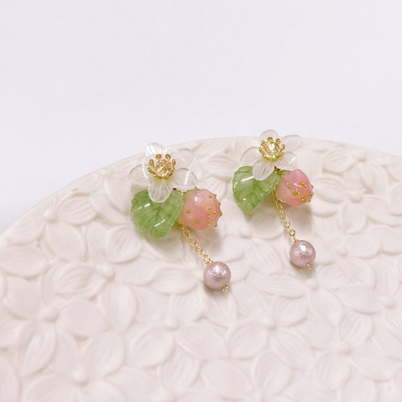【若桑】【菓子舖】草莓棉花糖。珍珠。手作耳環。 - 耳環/耳夾/耳骨夾 - 樹脂 粉紅色