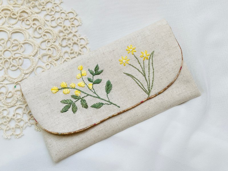 [Handmade by Miss Fang] The season of yellow and clear colors. Embroidered cloth as cash passbook storage bag gift - กระเป๋าเครื่องสำอาง - ผ้าฝ้าย/ผ้าลินิน หลากหลายสี