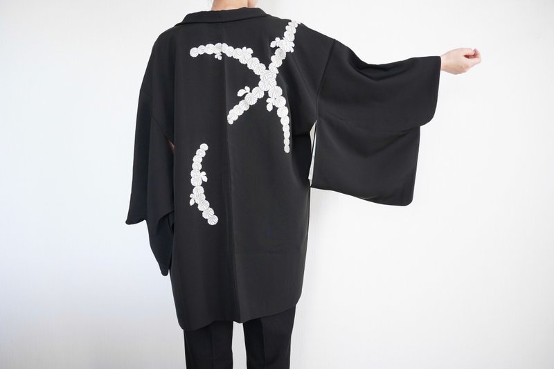Embroidered KIMONO, Black kimono, vintage kimono, kimono jacket, Japanese kimono - 女大衣/外套 - 絲．絹 黑色