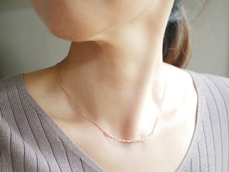 pink gold curve necklace - สร้อยคอ - เครื่องเพชรพลอย 