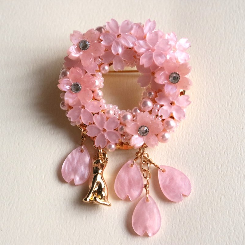 Cat's Walk Sakurazaka Sakura Sakura Delicate Wreath Brooch Flower lover Swaying Cat Cat Animal Animal Pink Cherry Blossoms - เข็มกลัด - แก้ว สึชมพู