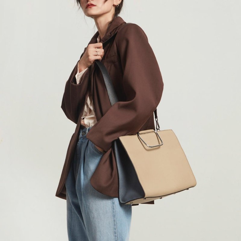 Khaki color leather large-capacity travel bag wide shoulder strap Tote bag hand strap shoulder oblique carrying bag - กระเป๋าแมสเซนเจอร์ - หนังแท้ สีกากี