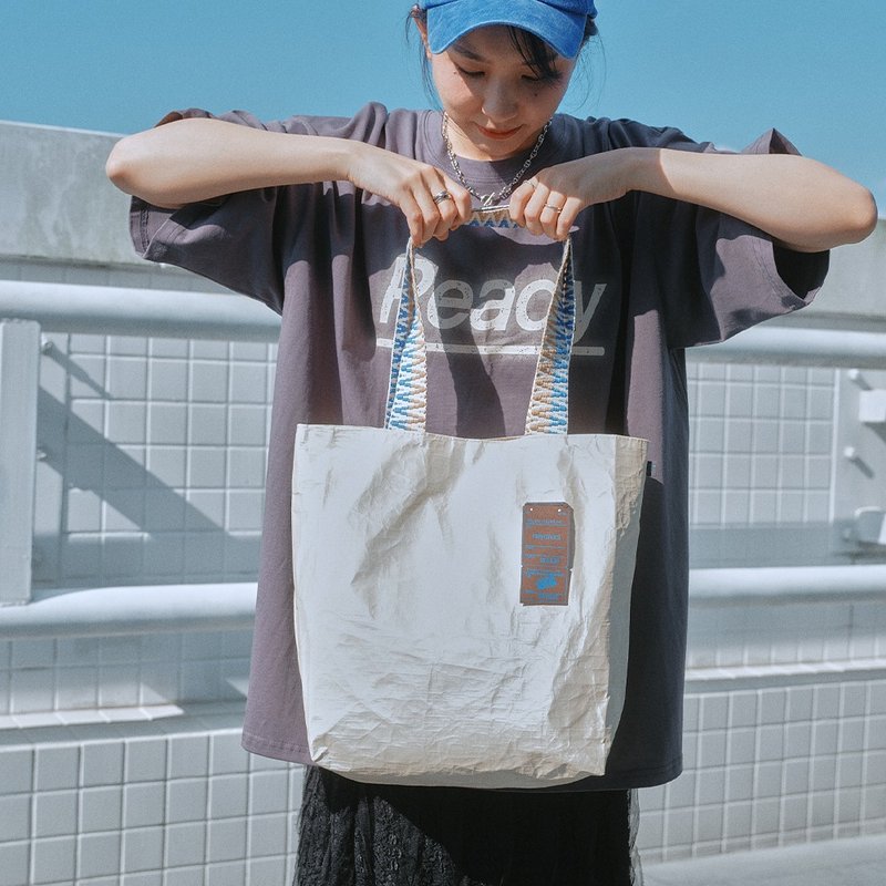 Korean wrinkled tote bag-blueberry yogurt environmentally friendly DuPont paper material portable shoulder and shoulder waterproof water repellent - กระเป๋าแมสเซนเจอร์ - กระดาษ ขาว