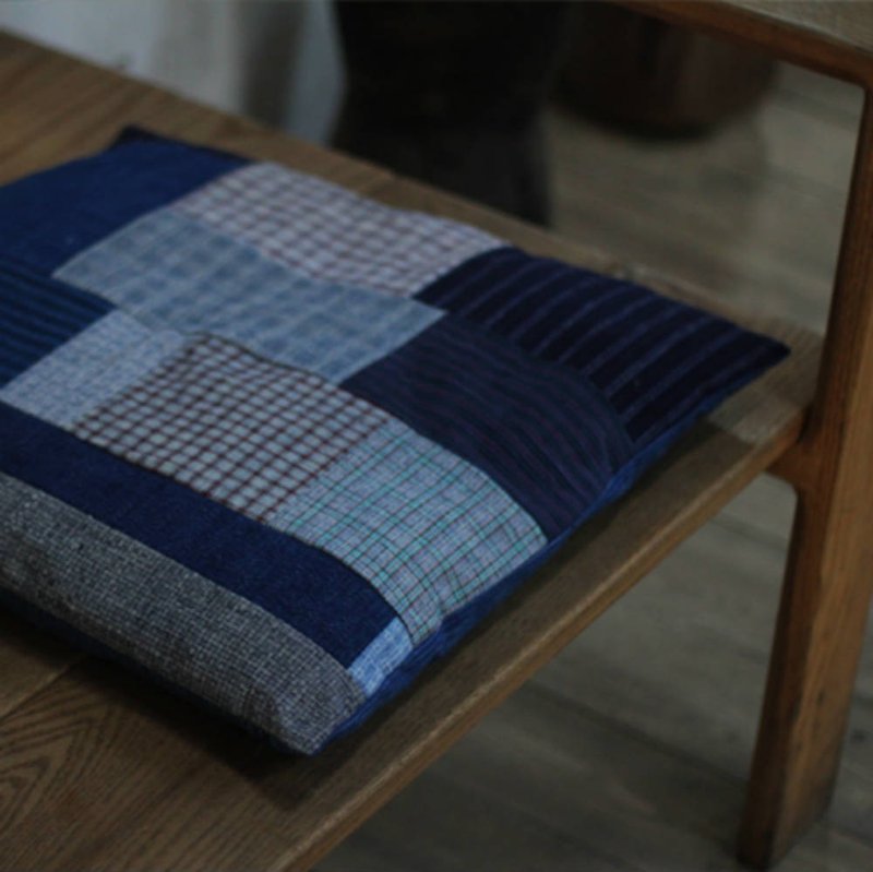 Blue dyed double-sided patchwork hand-woven fabric seat cushions hand-made thickened winter cushion bay window - พรมปูพื้น - ผ้าฝ้าย/ผ้าลินิน สีน้ำเงิน