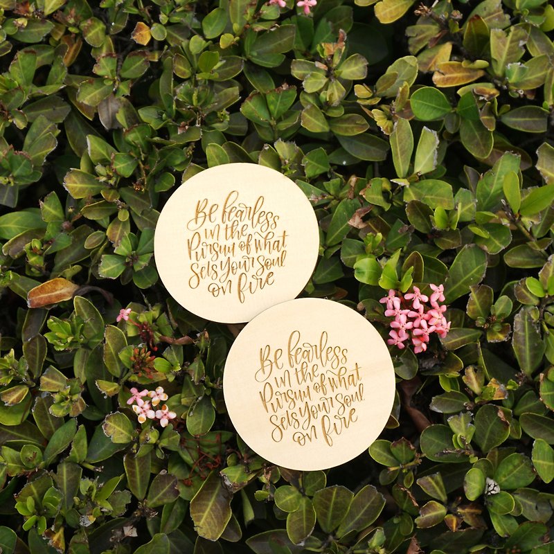 Taiwan Elm wood coaster English quotation without fear Fearless Hinoki - ที่รองแก้ว - ไม้ สีเหลือง