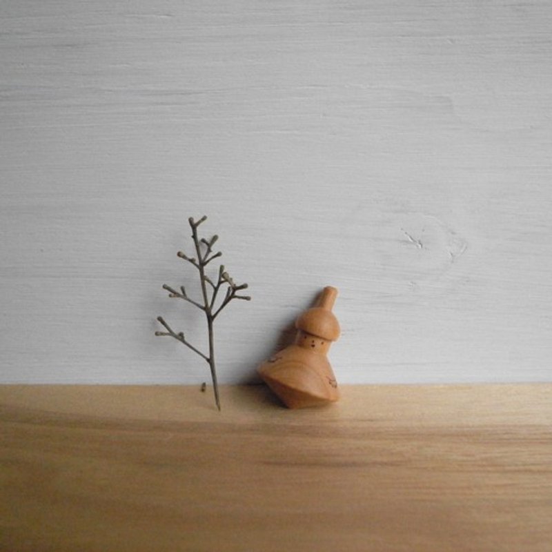 dancing tops ~acorn~ smile - Items for Display - Wood 