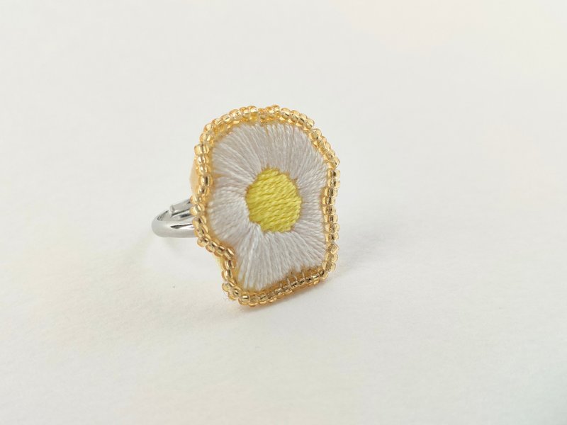 目玉焼きの刺繍リング　指輪 - 戒指 - 其他金屬 黃色