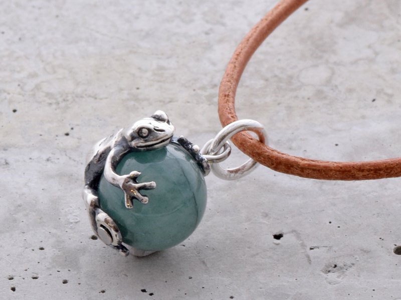 Frog ball pendant with emerald leather strap necklace - สร้อยคอ - เครื่องประดับพลอย สีเขียว