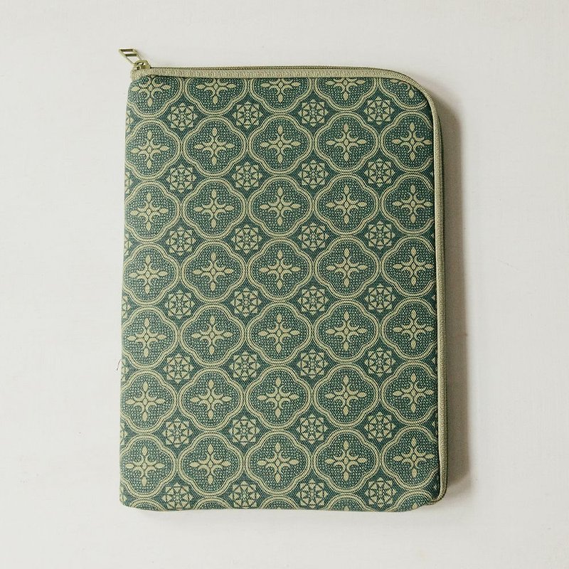 10.5" iPad Sleeve/Begonia Glass Pattern/Vintage Green - เคสแท็บเล็ต - ผ้าฝ้าย/ผ้าลินิน สีเขียว