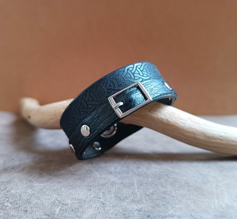 All Black Celtic Leather Cuff Bracelet with Silver Buckle and Rivets, Unisex - 手鍊/手環 - 真皮 黑色