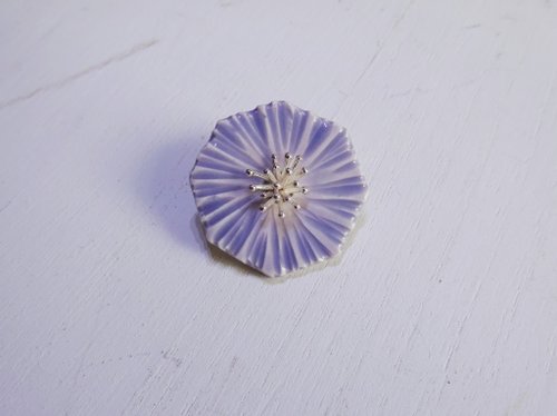 Flower broach Miyakowasure lilac - 設計館irodori ceramic accessory