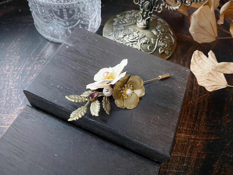 Hand-dyed Bronze swarovski pearl camellia brooch - เข็มกลัด - ทองแดงทองเหลือง 